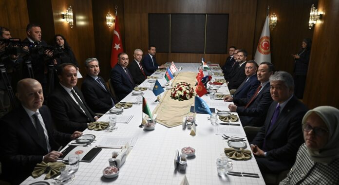 TBMM_DISISLERI_KOMISYONU_BASKANI_OKTAY_TDT_UYESI_ULKELERIN_BUYUKELCILERIYLE_BIR_ARAYA_GELDI.jpg