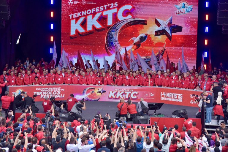 TEKNOFEST KKTC törenle açıldı… Bayraktar: “Artık bu adada refah, özgürlük, teknoloji rüzgarı esecek