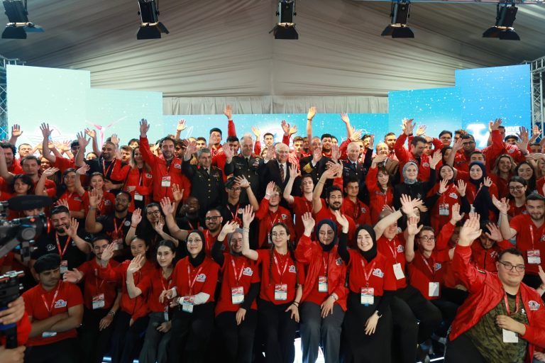 TC Milli Savunma Bakanı Güler, TEKNOFEST KKTC’de gençlerle bir araya geldi