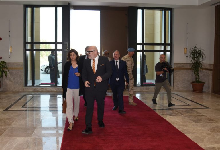 Tatar-Holguin görüşmesi başladı