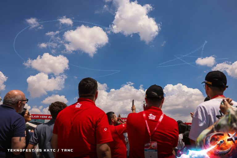 Türk Yıldızları, TEKNOFEST KKTC’nin son gününde ay yıldız oluşturdu