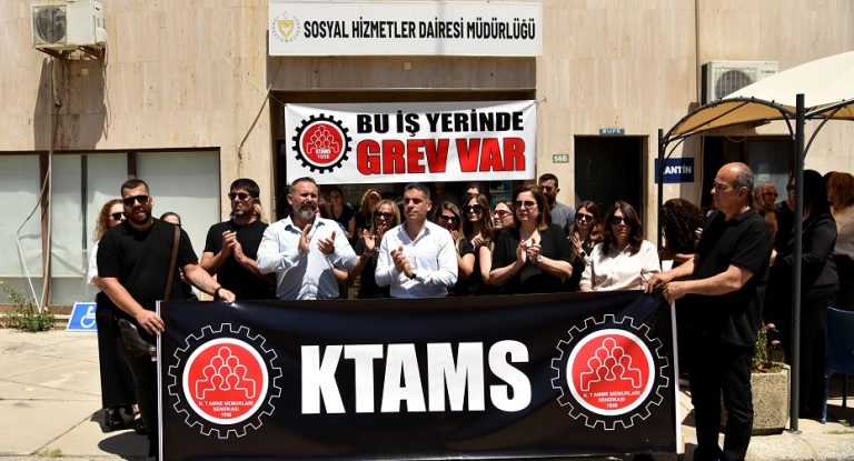 KTAMS, Sosyal Hizmetler Dairesi’nin tüm birimlerinde iki saatlik uyarı grevi yaptı
