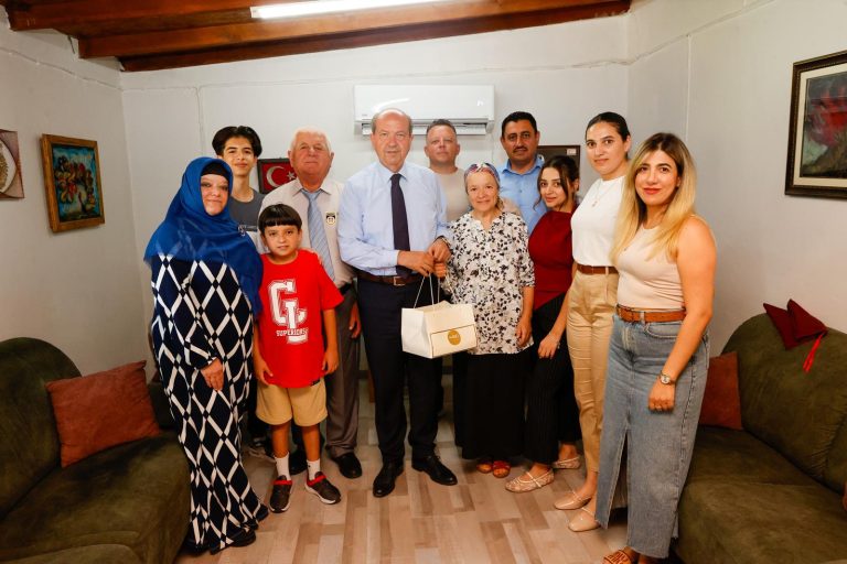 Cumhurbaşkanı Ersin Tatar, TMT mücahidi, gazi ve şehit yakınlarını ziyaret etti