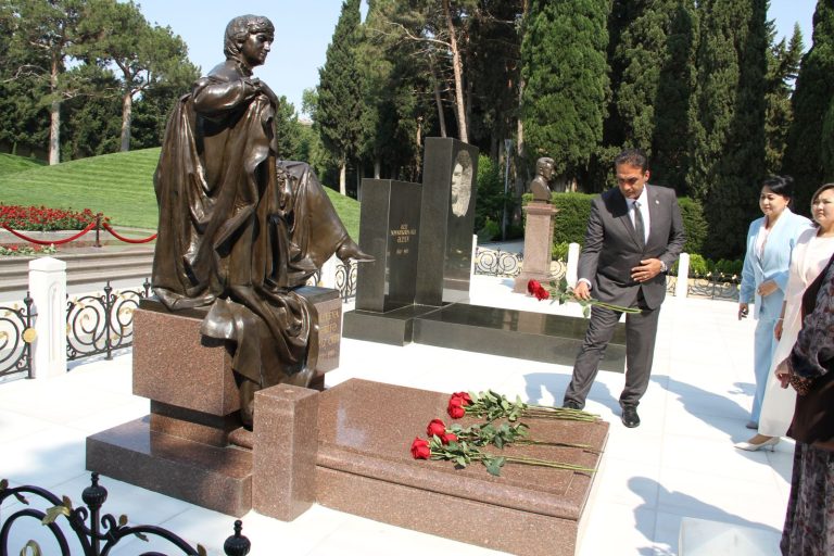 Bakan Gardiyanoğlu, Azerbaycan ve Türk şehitliklerini ziyaret etti