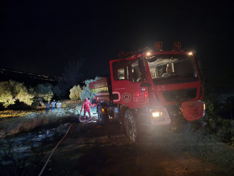 Yangın bölgesinde soğutma çalışmaları devam ediyor