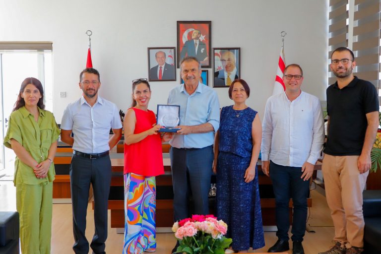 Muratpaşa Belediyesi heyeti Gazimağusa Belediye Başkanı Uluçay’ı ziyaret etti