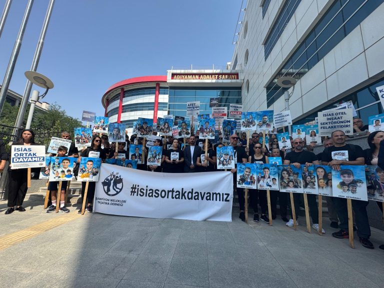 İsias Otel’de kusuru olan kamu görevlileri davasının 2. duruşması yapılıyor… Karakaya: “890 gündür çocuklarımızın yokluğunda kahroluyoruz ve adalet istiyoruz”