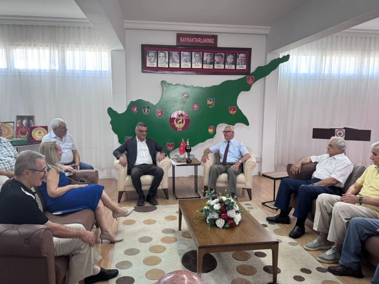 Erhürman, TMT Mücahitler Derneği’ni ziyaret etti